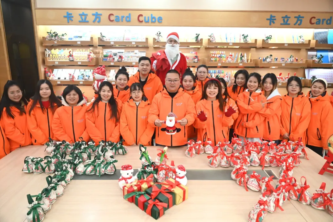 亚游集团集团RFID智能卡工厂圣诞派送暖心意 平安喜乐满气氛