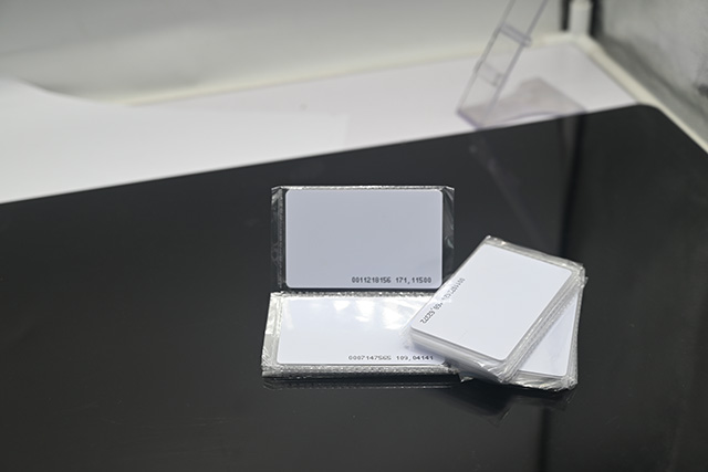 IC卡，，，，ID卡，，，，M1卡，，，，射频卡的区别是什么？？？