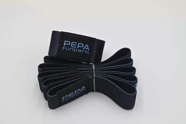 与条形码扫描类似，，，，，，RFID腕带电子标签有一套完整的使用系统