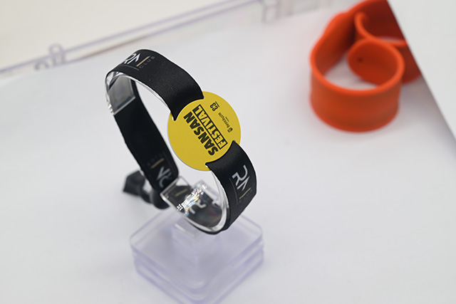 这样的带按键显示屏可视银行卡您是否见过呢？？？？？？