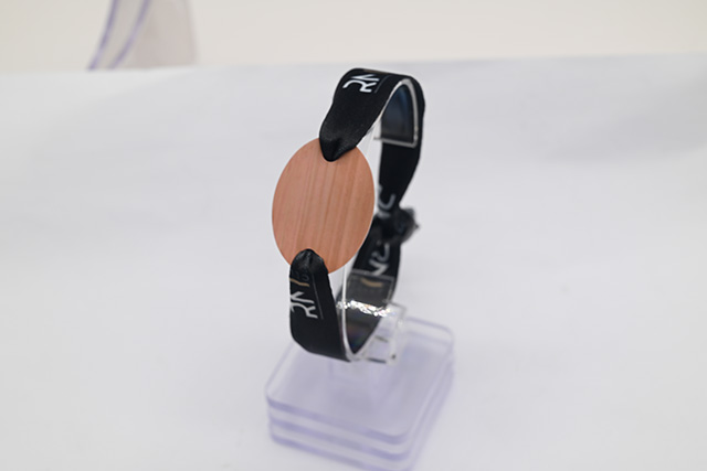 智能卡主体上还设有指纹传感器，，，，，，牢靠在手持部位