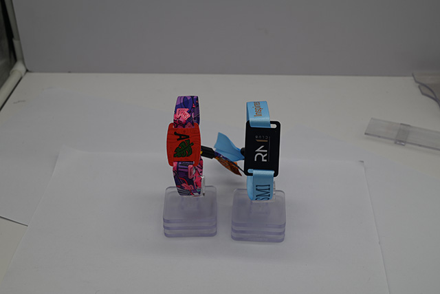 小区门禁卡怎样定制并且授权开门呢？？？