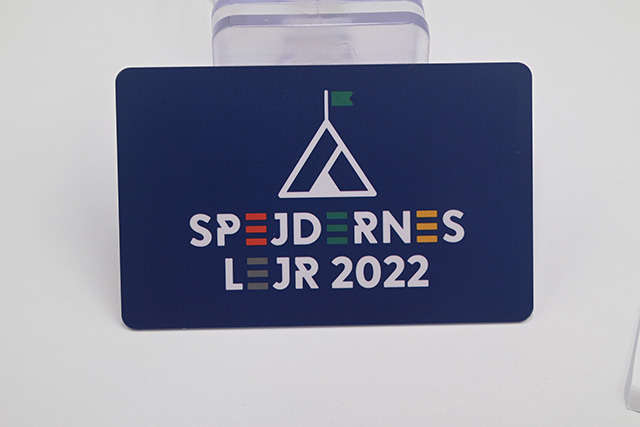 制作钥匙扣卡时的过uv工艺是什么呢？？？？？？有了之后，，，，，有什么效果呢？？？？？？